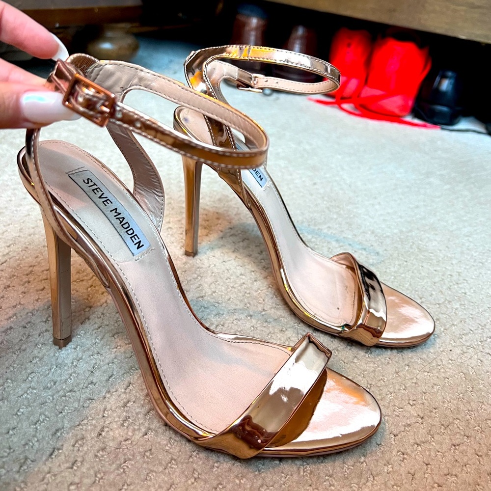 Gold high heels with minimum signs of wear. 8.5 size